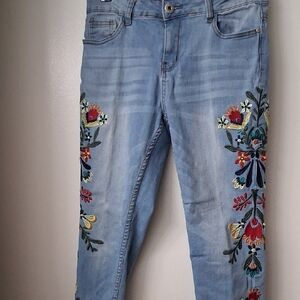 Embroidered Light Denim Caprus, Size 6 Petite